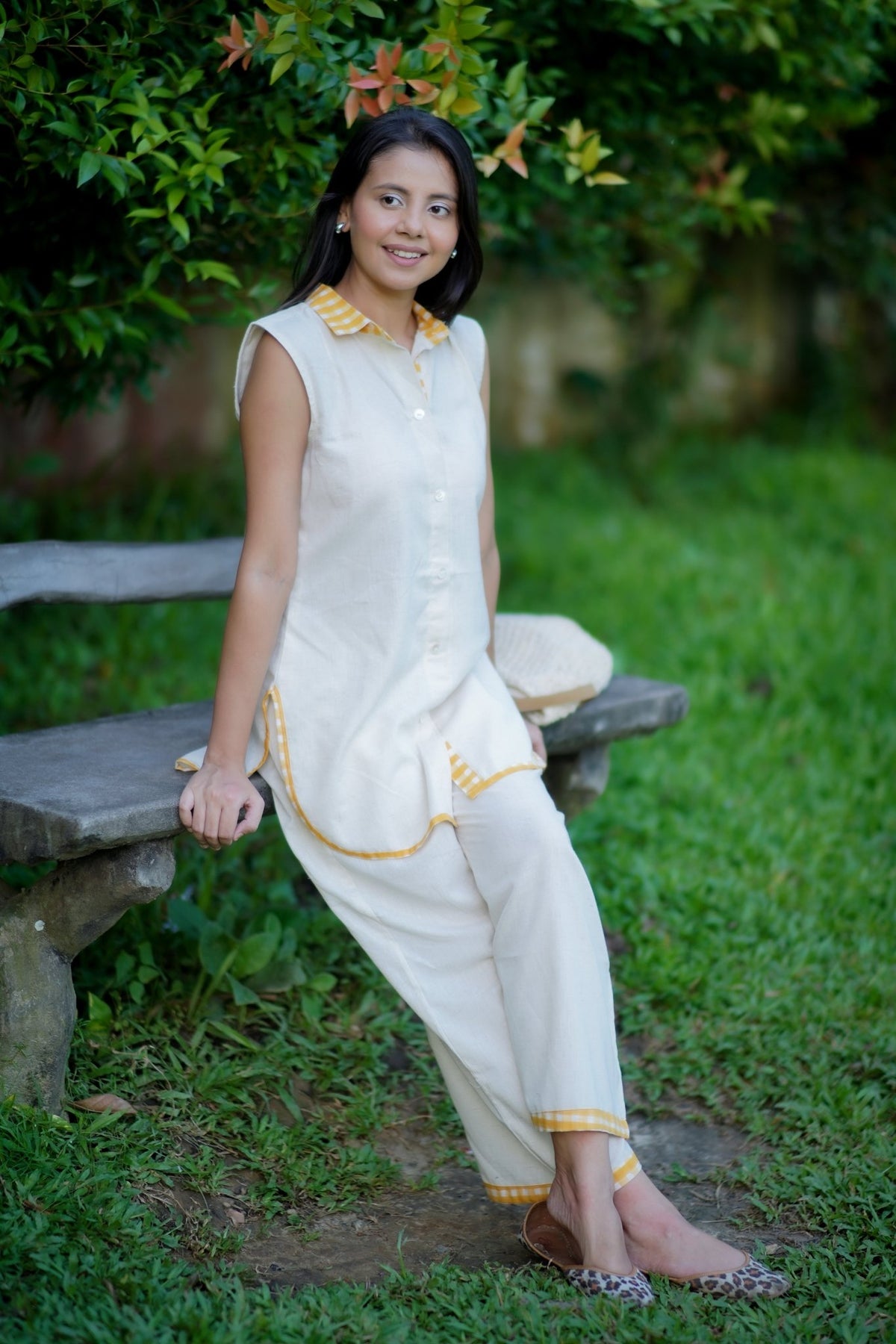 Wide leg pant in cream cotton with checkered piping hem
